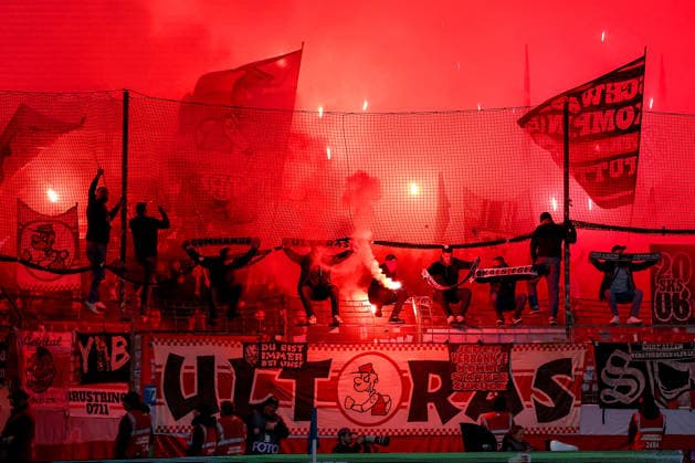 03.12.2025, Fußball, DFB-Pokal, VfL Bochum - VfB Stuttgart, Achtelfinale, Vonovia Ruhrstadion, Saison 2025 2026: Ultras Fans im Gästeblock sorgen durch den EInsatz von Pyrotechnik im Gästeblock für eine Spielunterbrechung. Dichter Rauch und Nebel zieht auf das Spielfeld - Choreografie Choreo Choreography Bengalisches Feuer Bengalos Feuerwerkskörper DFB regulations prohibit any use of photographs as image sequences and or quasi-video. Nordrhein-Westfalen Deutschland
