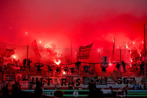 03.12.2025, Fußball, DFB-Pokal, VfL Bochum - VfB Stuttgart, Achtelfinale, Vonovia Ruhrstadion, Saison 2025 2026: Ultras Fans im Gästeblock sorgen durch den EInsatz von Pyrotechnik im Gästeblock für eine Spielunterbrechung. Dichter Rauch und Nebel zieht auf das Spielfeld - Choreografie Choreo Choreography Bengalisches Feuer Bengalos Feuerwerkskörper DFB regulations prohibit any use of photographs as image sequences and or quasi-video. Nordrhein-Westfalen Deutschland