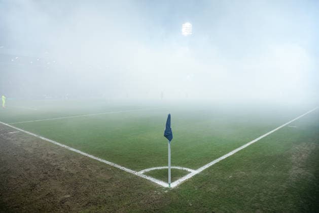 03.12.2025, Fußball, DFB-Pokal, VfL Bochum - VfB Stuttgart, Achtelfinale, Vonovia Ruhrstadion, Saison 2025 2026: Ultras Fans im Gästeblock sorgen durch den EInsatz von Pyrotechnik im Gästeblock für eine Spielunterbrechung. Dichter Rauch und Nebel zieht auf das Spielfeld - Choreografie Choreo Choreography DFB regulations prohibit any use of photographs as image sequences and or quasi-video. Nordrhein-Westfalen Deutschland