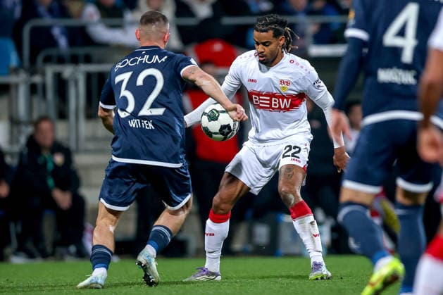 03.12.2025, Fußball, DFB-Pokal, VfL Bochum - VfB Stuttgart, Achtelfinale, Vonovia Ruhrstadion, Saison 2025 2026: Maximilian Wittek (VfL Bochum 32) im Zweikampf gegen Lorenz Assignon (VfB Stuttgart 22) DFB regulations prohibit any use of photographs as image sequences and or quasi-video. Nordrhein-Westfalen Deutschland