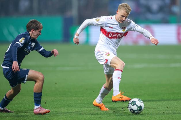 03.12.2025, Fußball, DFB-Pokal, VfL Bochum - VfB Stuttgart, Achtelfinale, Vonovia Ruhrstadion, Saison 2025 2026: Chris Führich (VfB Stuttgart 10) behauptet den Ball DFB regulations prohibit any use of photographs as image sequences and or quasi-video. Nordrhein-Westfalen Deutschland