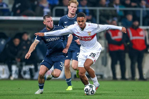 03.12.2025, Fußball, DFB-Pokal, VfL Bochum - VfB Stuttgart, Achtelfinale, Vonovia Ruhrstadion, Saison 2025 2026: Maximilian Wittek (VfL Bochum 32) im Zweikampf gegen Nikolas Nartey (VfB Stuttgart 28) DFB regulations prohibit any use of photographs as image sequences and or quasi-video. Nordrhein-Westfalen Deutschland