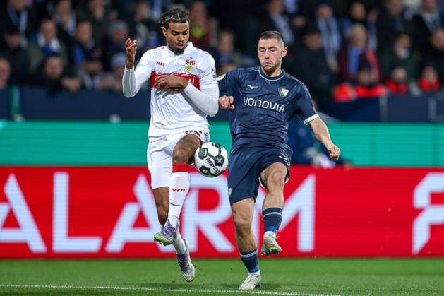 03.12.2025, Fußball, DFB-Pokal, VfL Bochum - VfB Stuttgart, Achtelfinale, Vonovia Ruhrstadion, Saison 2025 2026: Lorenz Assignon (VfB Stuttgart 22) im Zweikampf gegen Maximilian Wittek (VfL Bochum 32) DFB regulations prohibit any use of photographs as image sequences and or quasi-video. Nordrhein-Westfalen Deutschland