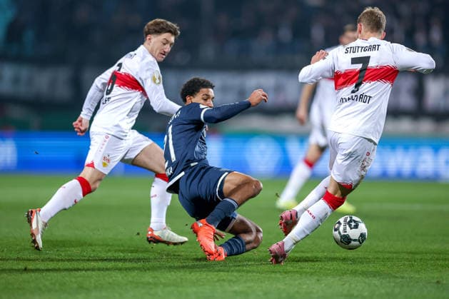 03.12.2025, Fußball, DFB-Pokal, VfL Bochum - VfB Stuttgart, Achtelfinale, Vonovia Ruhrstadion, Saison 2025 2026: Angelo Stiller (VfB Stuttgart 06) und Maximilian Mittelstädt (VfB Stuttgart 07) im Zweikampf gegen Francis Onyeka (VfL Bochum 21) DFB regulations prohibit any use of photographs as image sequences and or quasi-video. Nordrhein-Westfalen Deutschland