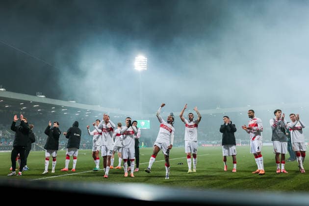 03.12.2025, Fussball, DFB-Pokal, Saison 2025 2026, VfL Bochum - VfB Stuttgart, Die Spieler des VfB Stuttgart bejubeln den Sieg und feiern mit den Fans den Einzug in die nächste Runde des DFB Pokals, Bochum Vonovia Ruhrstadion NRW Deutschland xRHR-FOTO DEx Copyright: DennisxEwert RHR-FOTOx RHR-FOTO DE