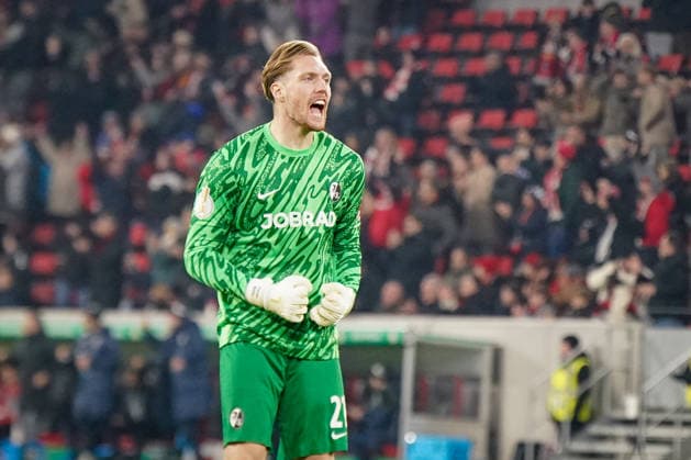 Deutschland: Fussball DFB-Pokal 2025 26, Achtelfinale - SC Freiburg vs SV Darmstadt 98 - Europa-Park-Stadion (Freiburg): Florian Müller Florian Mueller (SC Freiburg, 21) Freiburg im Breisgau Baden-Württemberg Deutschland Copyright: xJOERANxSTEINSIEKx