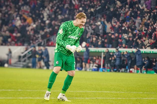 Deutschland: Fussball DFB-Pokal 2025 26, Achtelfinale - SC Freiburg vs SV Darmstadt 98 - Europa-Park-Stadion (Freiburg): Florian Müller Florian Mueller (SC Freiburg, 21) Freiburg im Breisgau Baden-Württemberg Deutschland Copyright: xJOERANxSTEINSIEKx