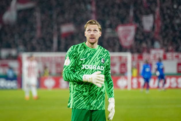 Deutschland: Fussball DFB-Pokal 2025 26, Achtelfinale - SC Freiburg vs SV Darmstadt 98 - Europa-Park-Stadion (Freiburg): Florian Müller Florian Mueller (SC Freiburg, 21) Freiburg im Breisgau Baden-Württemberg Deutschland Copyright: xJOERANxSTEINSIEKx