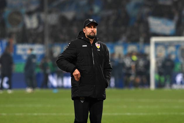 Trainer Sebastian Hoeness (VfB Stuttgart) schaut waehrend des DFB-Pokal Spiels zwischen VfL Bochum v VfB Stuttgart, Vovovia-Ruhrstadion am 03. December 2025 in Bochum, Deutschland. (Foto von Ralf Treese DeFodi Images) +++ Trainer Sebastian Hoeness (VfB Stuttgart) looks on during the DFB-Pokal match between VfL Bochum v VfB Stuttgart at Vonovia-Ruhrstadion on December 3, 2025 in Bochum, Germany. (Photo by Ralf Treese DeFodi Images) (Photo by Ralf Treese DeFodi Images)