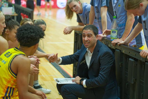 Cristo Cabrera (Berlin, Head Coach), Syntainics MBC vs. Alba Berlin, Basketball, Damen, DBBL-Pokal Achtelfinale, Saison 2025 26, 8. Spieltag, 03.12.2025. Halle SWH Arena Sachsen-Anhalt Deutschland