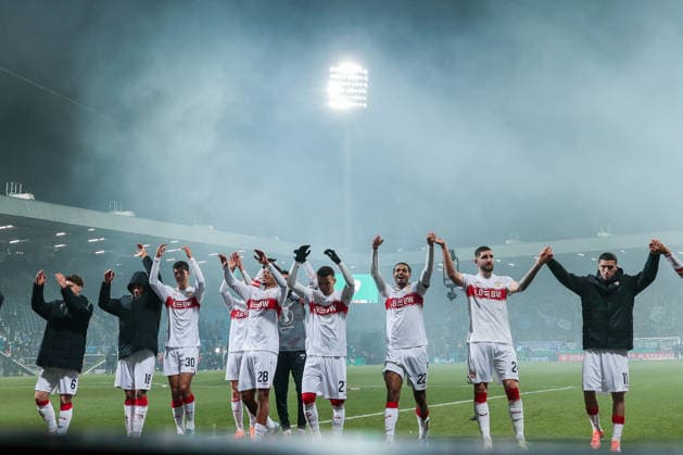 03.12.2025, Fussball, DFB-Pokal, Saison 2025 2026, VfL Bochum - VfB Stuttgart, Die Spieler des VfB Stuttgart bejubeln den Sieg und feiern mit den Fans den Einzug in die nächste Runde des DFB Pokals, Bochum Vonovia Ruhrstadion NRW Deutschland xRHR-FOTO DEx Copyright: DennisxEwert RHR-FOTOx RHR-FOTO DE