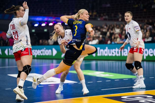 251203 Nina Koppang of Sweden during the 2025 IHF Women™s World Championship, WM, Weltmeisterschaft handball match between Norway and Sweden on December 3, 2025 in Dortmund. Photo: Emma Wallskog BILDBYRAN COP 320 EW0601 handball handboll handball handboll handball bbeng vm handball-vm handbolls-vm ihf handball world championship world handball championship 2025 world championship 2025 norway norge sverige sweden dam bbeng bbauto norge norway sverige sweden Copyright: EMMAxWALLSKOG BB251203EW023