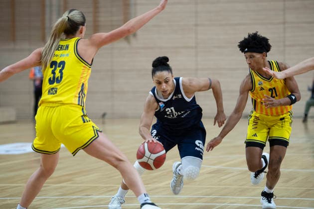 Toyota DBBL -Pokal-Achtelfinale 2025 2026 - Syntainics MBC vs.Alba Berlin Halle Saale, Deutschland 03.Dezember 2025: Im Bild:v.li.Emily Kiser (Berlin), Rachel Arthur (Halle) und Deeshyra Thomas Halle Saale swh.Arena Sachsen-Anhalt Deutschland
