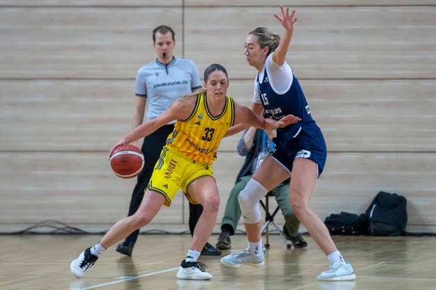Toyota DBBL -Pokal-Achtelfinale 2025 2026 - Syntainics MBC vs.Alba Berlin Halle Saale, Deutschland 03.Dezember 2025: Im Bild:v. li. im Zweikampf Emily Kiser (Berlin) und Sona Svetlikova (Halle) Halle Saale swh.Arena Sachsen-Anhalt Deutschland