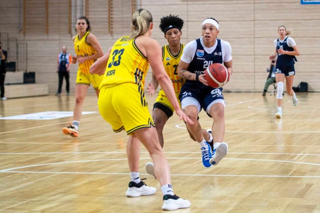 Toyota DBBL -Pokal-Achtelfinale 2025 2026 - Syntainics MBC vs.Alba Berlin Halle Saale, Deutschland 03.Dezember 2025: Im Bild:v. li. im Zweikampf Emily Kiser (Berlin), Liz Smith (Halle) und Deeshyra Thomas Halle Saale swh.Arena Sachsen-Anhalt Deutschland