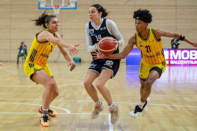Toyota DBBL -Pokal-Achtelfinale 2025 2026 - Syntainics MBC vs.Alba Berlin Halle Saale, Deutschland 03.Dezember 2025: Im Bild:v.li.Theresa Simon (Berlin), Katelyn Shumate (Halle) und Deeshyra Thomas Halle Saale swh.Arena Sachsen-Anhalt Deutschland