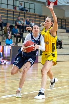 Toyota DBBL -Pokal-Achtelfinale 2025 2026 - Syntainics MBC vs.Alba Berlin Halle Saale, Deutschland 03.Dezember 2025: Im Bild:v. li. im Zweikampf Katelyn Shumate (Halle) und Nina Rosemeyer (Berlin) Halle Saale swh.Arena Sachsen-Anhalt Deutschland