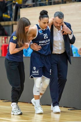 Toyota DBBL -Pokal-Achtelfinale 2025 2026 - Syntainics MBC vs.Alba Berlin Halle Saale, Deutschland 03.Dezember 2025: Im Bild:v.li.Physiotherapeutin Gina Braeutigam (Halle), Rachel Arthur (Halle) und Trainer Timur Topal (Halle) Halle Saale swh.Arena Sachsen-Anhalt Deutschland