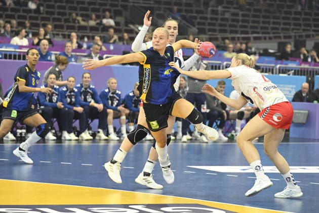 DORTMUND, TYSKLAND 20251203 Sveriges Nina Koppang tar sig förbi det norska försvaret under onsdagens match i huvudrundan i damernas handbolls-VM mellan Sverige och Norge i Westfalenhalle i Dortmund, Tyskland.