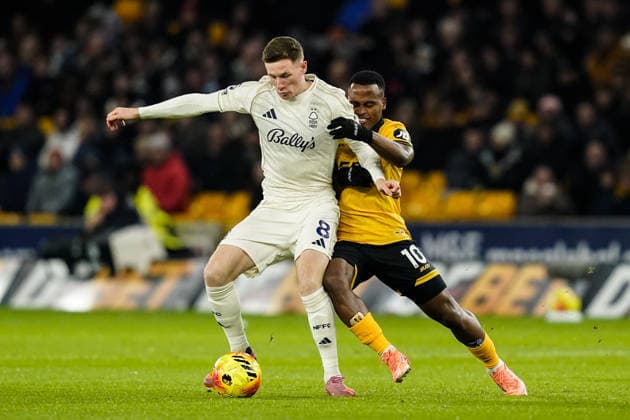 Wolverhampton, England, 3rd December 2025. Elliot Anderson of Nottingham Forest and Jhon Arias of Wolverhampton Wanderers battle for the ball during the Wolverhampton Wanderers vs Nottingham Forest Premier League match at Molineux, Wolverhampton. Picture credit should read: Andrew Yates Sportimage EDITORIAL USE ONLY. No use with unauthorised audio, video, data, fixture lists, club league logos or live services. Online in-match use limited to 120 images, no video emulation. No use in betting, games or single club league player publications. SPI_025_AY_WOL_vs_NFO SPI-4341-0025