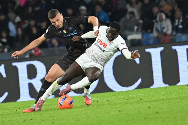 Zito Luvumbo of Cagliari Calcio competes for the ball with Alessandro Buongiorno of SSC Napoli during the Coppa Italia Freccia Rossa match between SSC Napoli- Cagliari Calcio  Copyright: xDaniloxGemito IPAxSportx xipa-agency.netx xx IPA_68698734 IPA_Agency_IPA68698734