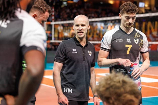 03.12.25, Berlin, Volleyball: 1.Bundesliga, Maenner, 10. Spieltag, BR Volleys - MTV Ludwigsburg, Max-Schmeling-Halle. HAsse Mattila bespricht sich mit seinem Team. BR Volleys - ASV Dachau