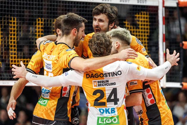 03.12.25, Berlin, Volleyball: 1.Bundesliga, Maenner, 10. Spieltag, BR Volleys - MTV Ludwigsburg, Max-Schmeling-Halle. Jake Hanes (BR Volleys) freut sich mit seinen Teamkollegen. BR Volleys - ASV Dachau