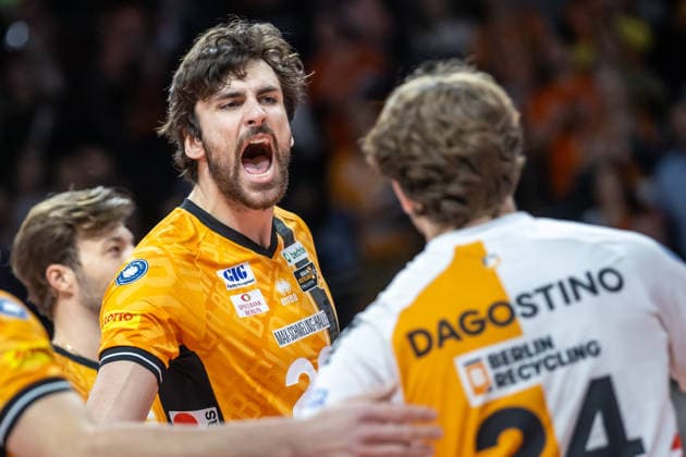 03.12.25, Berlin, Volleyball: 1.Bundesliga, Maenner, 10. Spieltag, BR Volleys - MTV Ludwigsburg, Max-Schmeling-Halle. Jake Hanes (BR Volleys) freut sich mit seinen Teamkollegen. BR Volleys - ASV Dachau