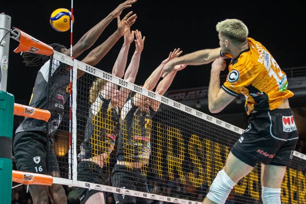 03.12.25, Berlin, Volleyball: 1.Bundesliga, Maenner, 10. Spieltag, BR Volleys - MTV Ludwigsburg, Max-Schmeling-Halle. Ruben Schott (BR Volleys) spielt den Ball ueber das Netz. BR Volleys - ASV Dachau
