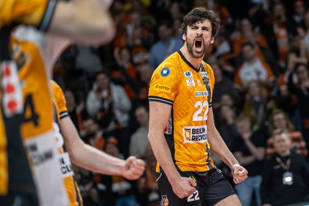 03.12.25, Berlin, Volleyball: 1.Bundesliga, Maenner, 10. Spieltag, BR Volleys - MTV Ludwigsburg, Max-Schmeling-Halle. Jake Hanes (BR Volleys) freut sich mit seinen Teamkollegen. BR Volleys - ASV Dachau