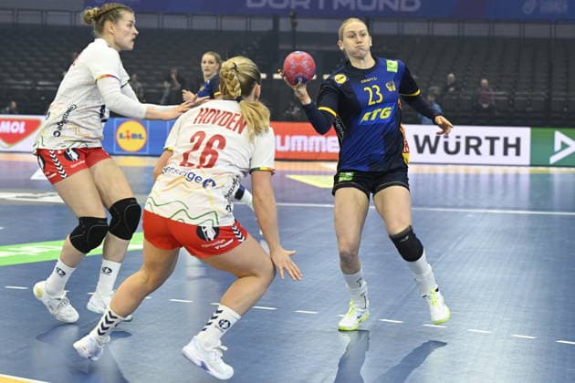 DORTMUND, TYSKLAND 20251203 Sveriges Emma Lindkvist med bollen under onsdagens match i huvudrundan i damernas handbolls-VM mellan Sverige och Norge i Westfalenhalle i Dortmund, Tyskland.
