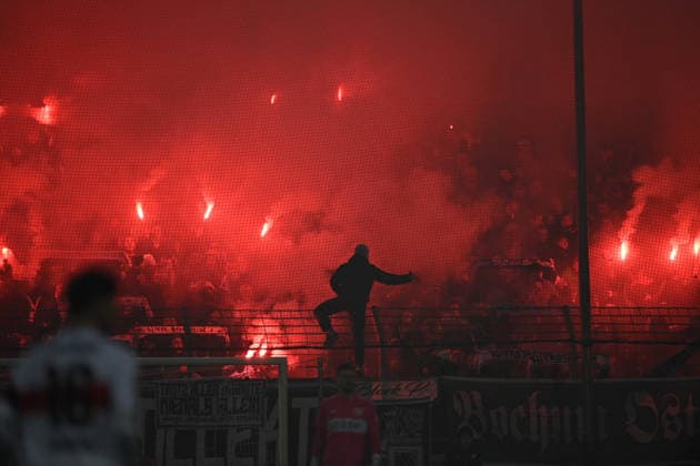 Bochumer Fans zuenden Pyrotechnik, pyro, Rauchbombe, Brandfackel, Leuchtfackel, Fussball, DFB Pokal, Achtelfinale, Round of 16, VfL Bochum (BO) - VfB Stuttgart (S) 0-2 am 03.12.2025, Vonovia Ruhrstadion Bochum Deutschland. DFL regulations prohibit any use of photographs as image sequences and or quasi-video Â