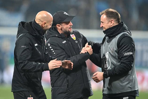 Trainer Sebastian HOENESS, Hoeneß (S) (Mitte) mit Co-Trainern, Schlussjubel VfB Stuttgart, Jubel, jubeln, Freude, cheers, Fussball, DFB Pokal, Achtelfinale, Round of 16, VfL Bochum (BO) - VfB Stuttgart (S) 0-2 am 03.12.2025, Vonovia Ruhrstadion Bochum Deutschland. DFL regulations prohibit any use of photographs as image sequences and or quasi-video Â