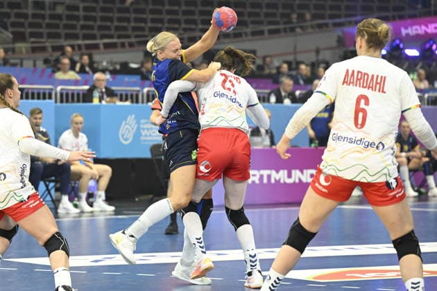 DORTMUND, TYSKLAND 20251203 Sveriges Nina Koppang stoppas av Norges Ingvild Kristiansen Bakkerud under onsdagens match i huvudrundan i damernas handbolls-VM mellan Sverige och Norge i Westfalenhalle i Dortmund, Tyskland.