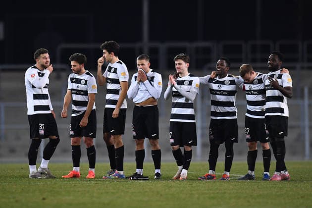 Fußball Herren Krombacher Westfalenpokal Viertelfinale Saison 2025 2026: SG Wattenscheid 09 - FC Gütersloh am 03.12.2025 im Lohrheidestadion in Bochum-Wattenscheid Die Wattenscheider Spieler sind enttäuscht Niedersachsen Deutschland