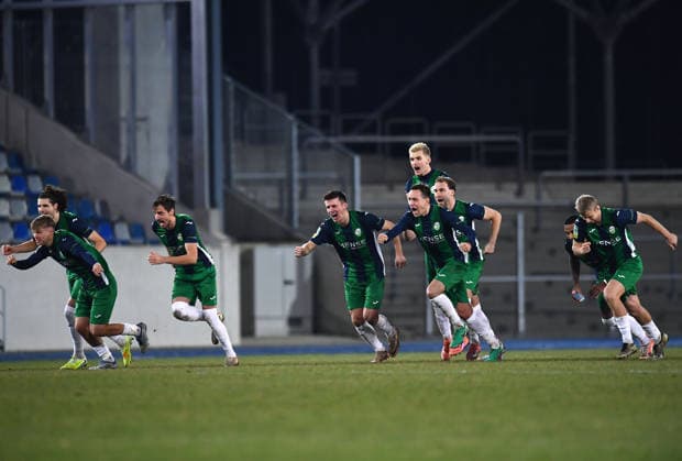 Fußball Herren Krombacher Westfalenpokal Viertelfinale Saison 2025 2026: SG Wattenscheid 09 - FC Gütersloh am 03.12.2025 im Lohrheidestadion in Bochum-Wattenscheid Die Spieler des FC Gütersloh freuen sich über den Sieg Niedersachsen Deutschland