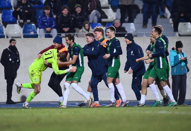 Fußball Herren Krombacher Westfalenpokal Viertelfinale Saison 2025 2026: SG Wattenscheid 09 - FC Gütersloh am 03.12.2025 im Lohrheidestadion in Bochum-Wattenscheid Die Spieler des FC Gütersloh freuen sich mit Roman Schabbing ( FC Gütersloh ) über den Sieg Niedersachsen Deutschland