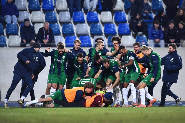 Fußball Herren Krombacher Westfalenpokal Viertelfinale Saison 2025 2026: SG Wattenscheid 09 - FC Gütersloh am 03.12.2025 im Lohrheidestadion in Bochum-Wattenscheid Die Spieler des FC Gütersloh freuen sich über den Sieg Niedersachsen Deutschland