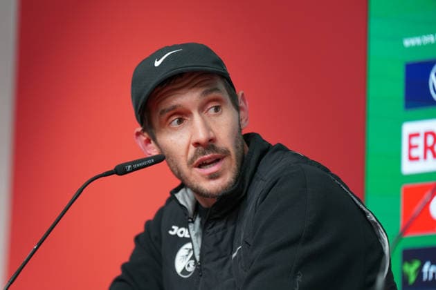Deutschland: Fussball DFB-Pokal 2025 26, Achtelfinale - SC Freiburg vs SV Darmstadt 98 - Europa-Park-Stadion (Freiburg): Julian Schuster (SC Freiburg, Trainer) Pressekonferenz, Medien Freiburg im Breisgau Baden-Württemberg Deutschland Copyright: xJOERANxSTEINSIEKx