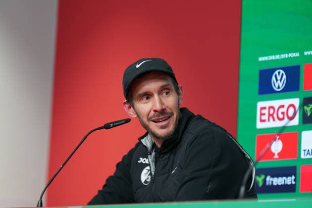 Deutschland: Fussball DFB-Pokal 2025 26, Achtelfinale - SC Freiburg vs SV Darmstadt 98 - Europa-Park-Stadion (Freiburg): Julian Schuster (SC Freiburg, Trainer) Pressekonferenz, Medien Freiburg im Breisgau Baden-Württemberg Deutschland Copyright: xJOERANxSTEINSIEKx
