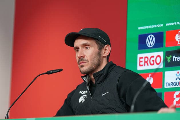 Deutschland: Fussball DFB-Pokal 2025 26, Achtelfinale - SC Freiburg vs SV Darmstadt 98 - Europa-Park-Stadion (Freiburg): Julian Schuster (SC Freiburg, Trainer) Pressekonferenz, Medien Freiburg im Breisgau Baden-Württemberg Deutschland Copyright: xJOERANxSTEINSIEKx