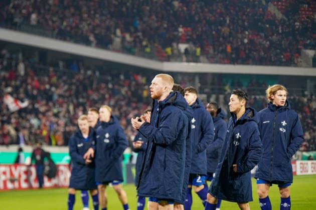 Deutschland: Fussball DFB-Pokal 2025 26, Achtelfinale - SC Freiburg vs SV Darmstadt 98 - Europa-Park-Stadion (Freiburg): Darmstädter Spieler nach der Niederlage Freiburg im Breisgau Baden-Württemberg Deutschland Copyright: xJOERANxSTEINSIEKx