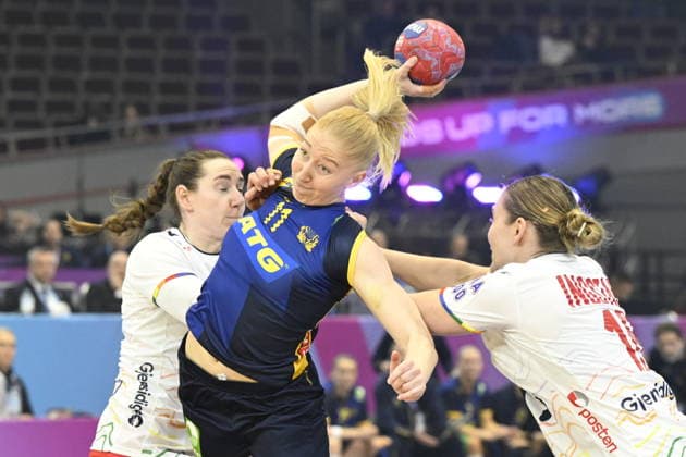 DORTMUND, GERMANY 20251203 Sweden s Tyra AxnÃ r gets past the Norwegian defense during Wednesday s main round match of the Women s Handball World Championship, WM, Weltmeisterschaft between Sweden and Norway at Westfalenhalle in Dortmund, Germany.