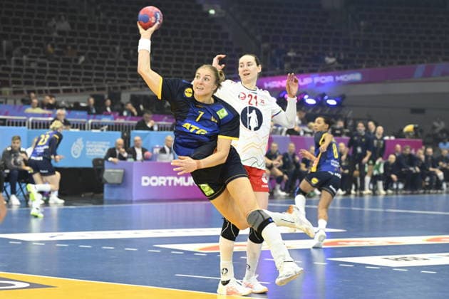 DORTMUND, TYSKLAND 20251203 Sveriges Linn Blohm tar sig förbi Norges Ingvild Kristiansen Bakkerud under onsdagens match i huvudrundan i damernas handbolls-VM mellan Sverige och Norge i Westfalenhalle i Dortmund, Tyskland.