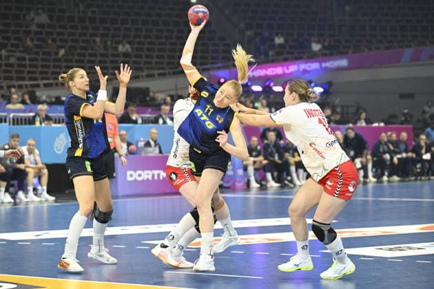 DORTMUND, TYSKLAND 20251203 Sveriges Tyra AxnÃ r tar sig förbi det norska försvaret under onsdagens match i huvudrundan i damernas handbolls-VM mellan Sverige och Norge i Westfalenhalle i Dortmund, Tyskland.