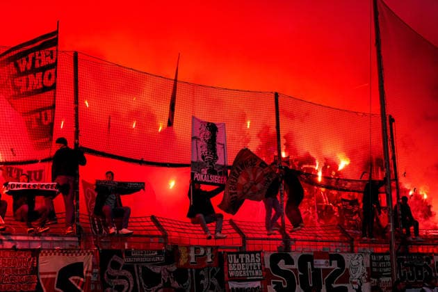 BOCHUM, GERMANY - DECEMBER 3: VfB Stuttgart supporters light pyro fireworks during the DFB Cup round of 16 match between VfL Bochum and VfB Stuttgart at Vonovia Ruhrstadion on December 3, 2025 in Bochum, Germany. (Photo by Rene Nijhuis) SPO  Copyright: xRenexNijhuis