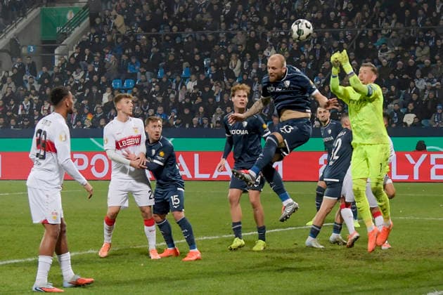 Strafraumszene, Philipp Hofmann (Bochum 33) und Timo Horn (Bochum 1) vereiteln Torchance von Stuttgart 03.12.2025 Fussball VfL Bochum vs VfB Stuttgart, Vonovia Ruhrstadion, Bochum, DFB DFL REGULATIONS PROHIBIT ANY USE OF PHOTOGRAPHS AS IMAGE SEQUENCES AND OR QUASI-VIDEO