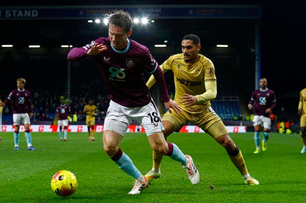 Burnley v Crystal Palace, Burnley, UK - 3 December 2025 Hjalmar Ekdal of Burnley feels pressure from Maxence Lacroix of Crystal Palace during the English Premier League Match between Burnley and Crystal Palace at Turf Moor on 3 December 2025 in Burnley, England (Photo by Steve Taylor PPAUK) Burnley Turf Moor Lancashire England Copyright: xStevexTaylor PPAUKx PPA-233715