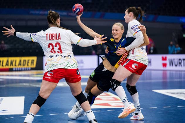 251203 Nina Koppang of Sweden and Thale Rushfeldt Deila and Ingvild Bakkerud of Norway during the 2025 IHF Women™s World Championship, WM, Weltmeisterschaft handball match between Norway and Sweden on December 3, 2025 in Dortmund. Photo: Emma Wallskog BILDBYRAN COP 320 EW0601 handball handboll handball bbeng vm handball-vm handbolls-vm ihf handball world championship world handball championship 2025 world championship 2025 norway norge sverige sweden dam bbauto Copyright: EMMAxWALLSKOG BB251203EW040