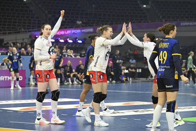 DORTMUND, TYSKLAND 20251203 Norges Ingvild Kristiansen Bakkerud, Maren Nyland Aardahl och Stine Ruscetta Skogrand firar under onsdagens match i huvudrundan i damernas handbolls-VM mellan Sverige och Norge i Westfalenhalle i Dortmund, Tyskland.